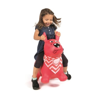 Brinquedo insuflável vermelho em forma de cão com criança sentada