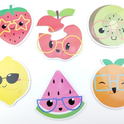 Puzzles coloridos em formato de frutas com rostos e óculos