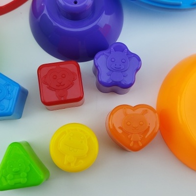 Peças plásticas coloridas de formas variadas para encaixar