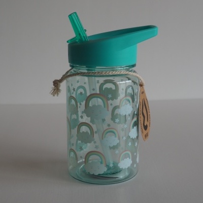 Garrafa plástica transparente com tampa verde água, canudo e padrão de arcos-íris.