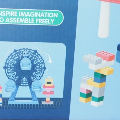 Blocos de construção para montar uma roda gigante azul com cadeiras suspensas e figuras coloridas