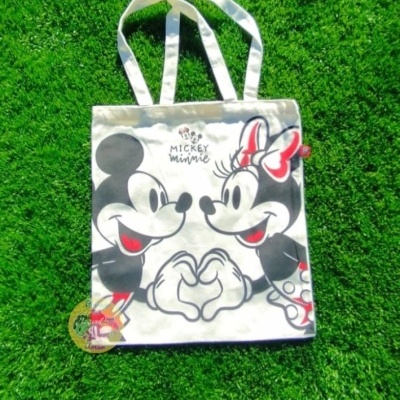 Saco de tecido branco com estampa de Mickey e Minnie Mouse segurando as mãos em forma de coração
