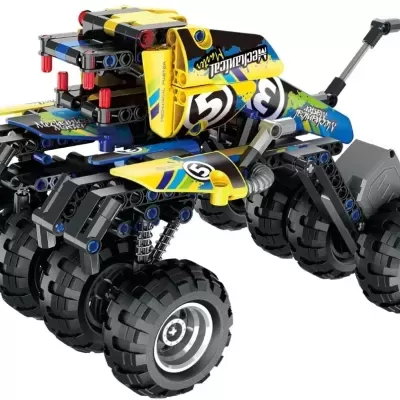 Veículo de brinquedo azul e amarelo com rodas grandes e números 5 e 3 nas laterais