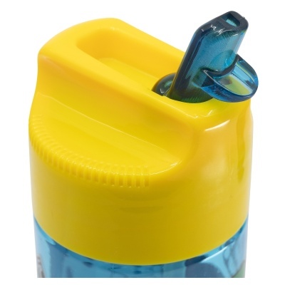 Garrafa de água azul com tampa amarela e bico de beber dobrável