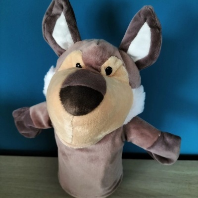 Fantoche de mão peluche castanho, bege e branco com orelhas grandes.