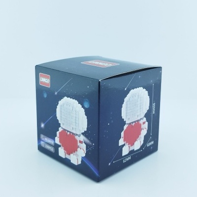 Embalagem azul escuro de brinquedo de blocos com boneco branco segurando coração vermelho.