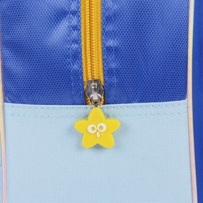 Puxador estrela amarela com olhos em fecho de correr numa mochila azul e azul claro