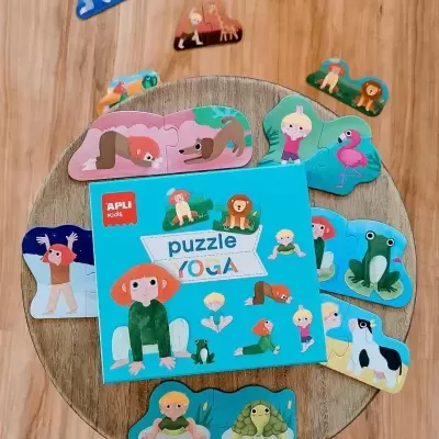 Puzzle infantil de ioga com animais e crianças em poses de ioga em madeira