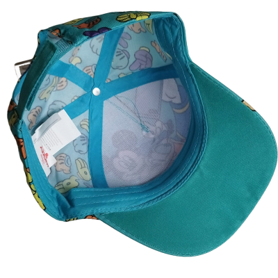 Boné azul com padrão colorido no interior e fecho ajustável