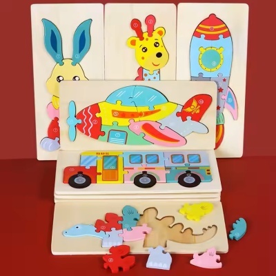 Puzzles de madeira coloridos para crianças com animais e veículos sobre superfície vermelha.