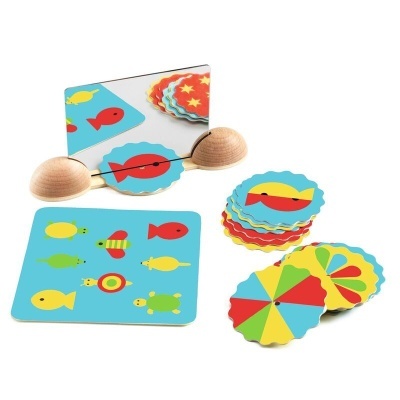 Jogo infantil de madeira com discos coloridos e base azul com peixes.