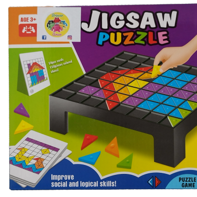 Embalagem de jogo Jigsaw Puzzle com peças triangulares coloridas e tabuleiro preto