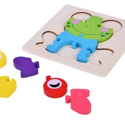 Puzzle infantil de madeira com peças coloridas formando personagem