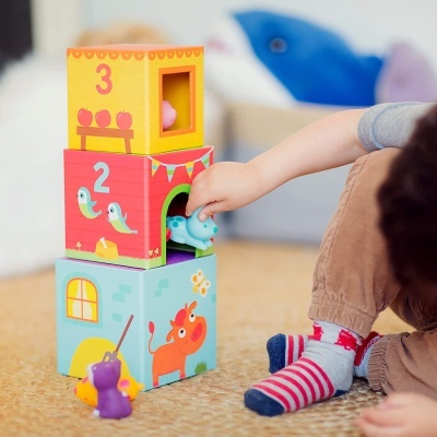 Três blocos empilháveis coloridos para crianças com números e animais