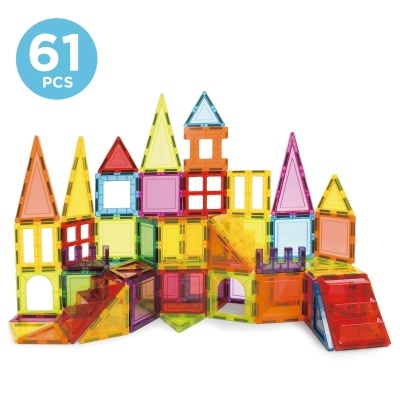 Blocos magnéticos coloridos de construção em plástico translúcido formando castelo