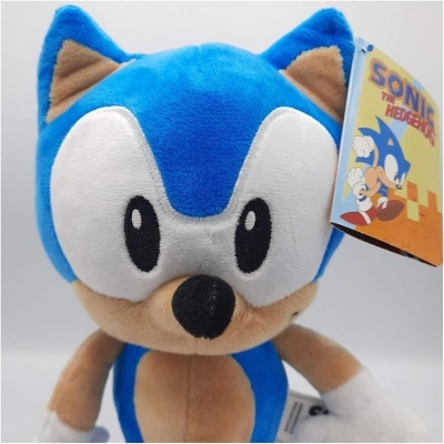Pelúcia do personagem Sonic the Hedgehog azul e bege com etiqueta colorida