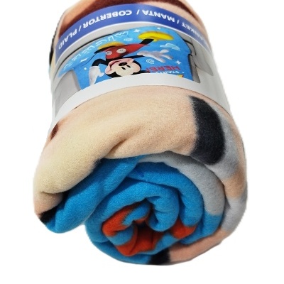 Manta polar dobrada com estampa colorida e etiqueta com Mickey Mouse