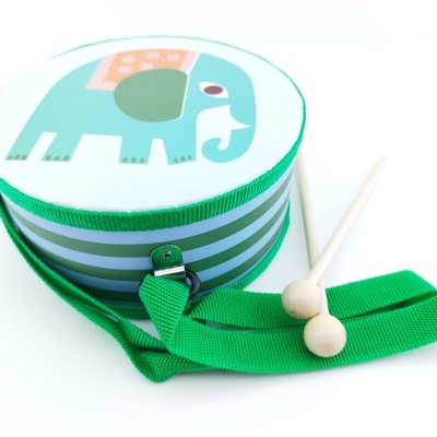 Tambor infantil com elefante e riscas verdes