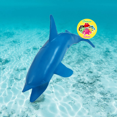 Brinquedo tubarão azul em água clara com logo Brincar Amor