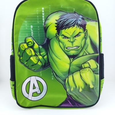 Mochila verde com estampa do Hulk e logo Avengers na parte frontal