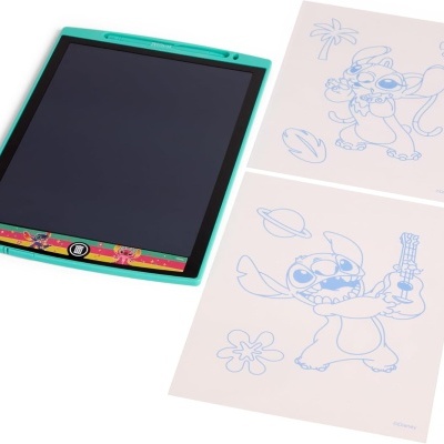 Tablet turquesa e dois desenhos para colorir com personagens animados