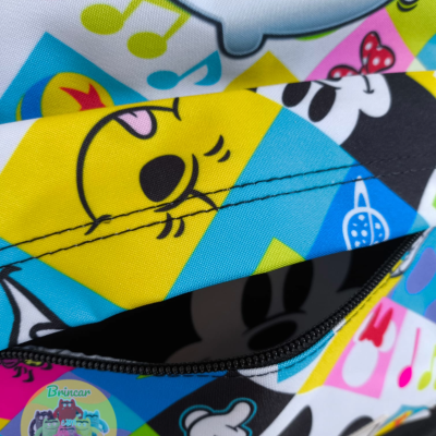 Mochila colorida com personagens de desenhos animados e fecho de correr preto