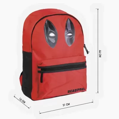 Mochila vermelha e preta com máscara do Deadpool e texto 'DEADPOOL' na frente