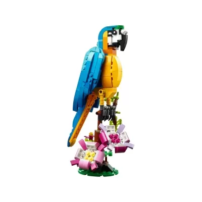 Figura de papagaio azul e amarelo feita com blocos de montar, pousado num ramo com flores.