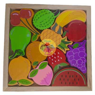 Peças de madeira coloridas em forma de frutas numa base quadrada