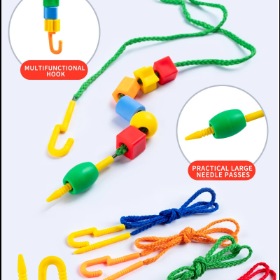 Agulhas e ganchos de plástico coloridos com contas e cordões trançados