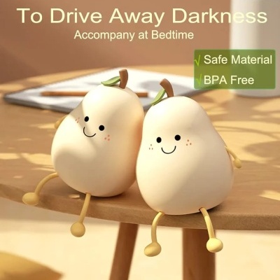 Luzes noturnas em forma de pêra com faces sorridentes e texto em fundo bege.