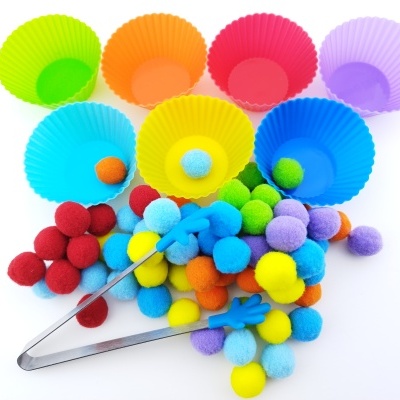 Formas de silicone coloridas com bolinhas feltradas e pinças