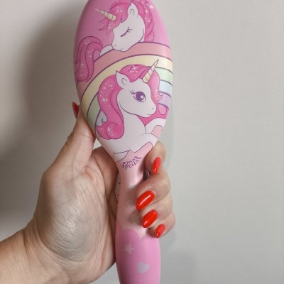 Escova de cabelo cor-de-rosa com unicórnios e arco-íris