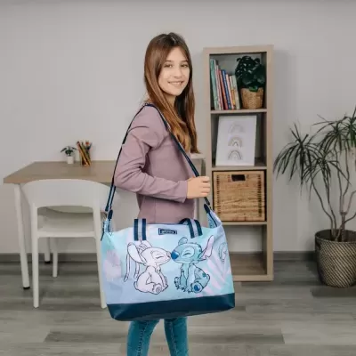 Criança com mochila azul clara com personagens animados e alça azul escura num ambiente interior