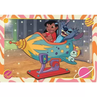 Ilustração colorida com personagens Lilo e Stitch numa nave espacial azul e amarela sobre base vermelha.