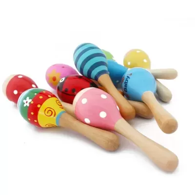 Conjunto de maracas de madeira coloridas com diferentes padrões e formas