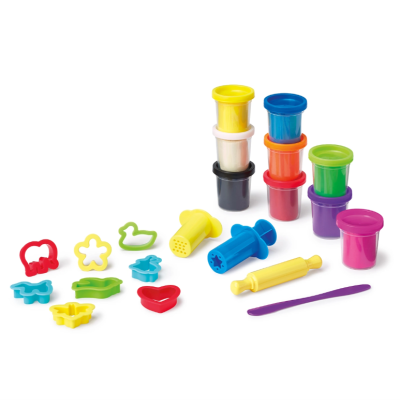 Conjunto colorido de massinha e acessórios para modelar em fundo branco