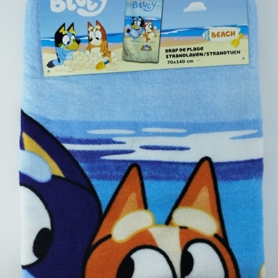 Toalha de praia azul com personagens Bluey