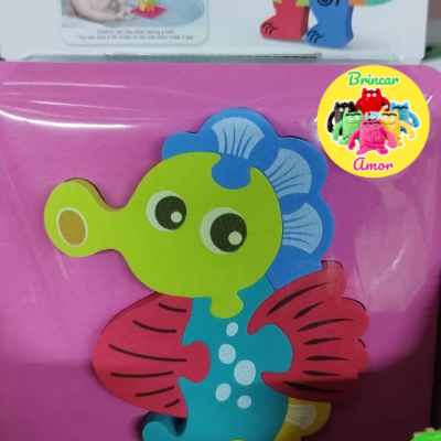 Puzzle EVA cavalo-marinho colorido em embalagem com fundo rosa e verde