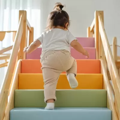Escada infantil colorida almofadada com corrimão de madeira