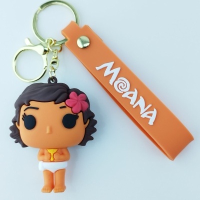 Porta-chaves Moana com figura de borracha e fita laranja com texto.