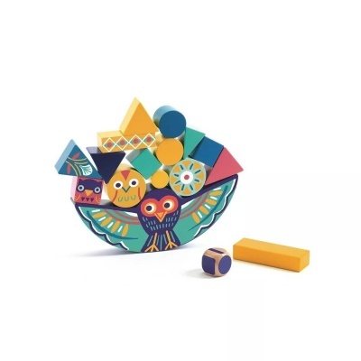 Blocos de madeira coloridos com padrões e figuras de corujas sobre fundo branco