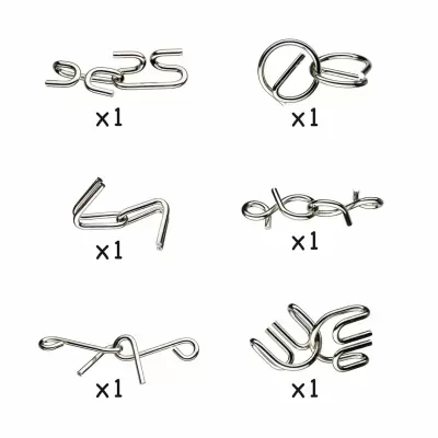 Seis quebra-cabeças metálicos prateados com formatos diferentes sobre fundo branco.