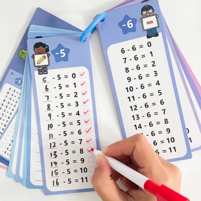 Cartão educativo de subtração com operações de -5 e -6 e mãos a marcar respostas
