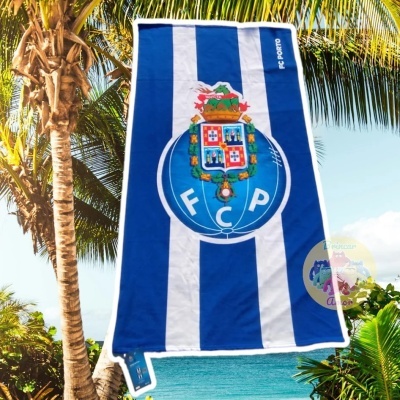 Toalha de praia do FC Porto azul e branca com brasão central