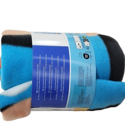 Manta de tecido colorida enrollada com etiqueta informativa azul e branca