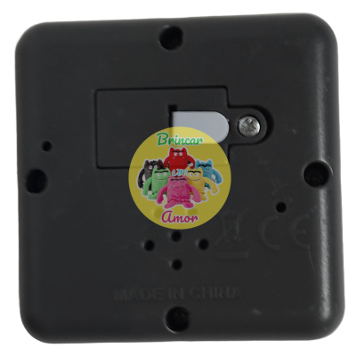 Parte traseira de caixa preta com etiqueta colorida Brincar Amor