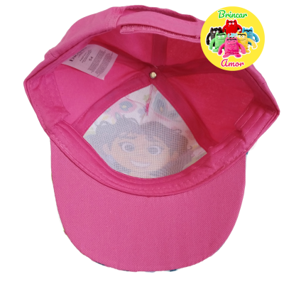 Boné cor-de-rosa com estampa infantil no interior, fundo branco e selo amarelo 'Brincar Amor'