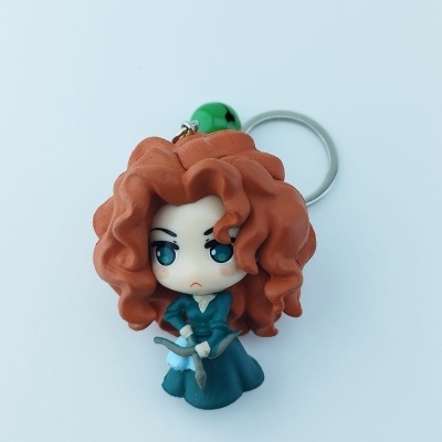 Chaveiro figura estilizada mulher cabelo castanho-ruivo vestido verde escuro segurando arco