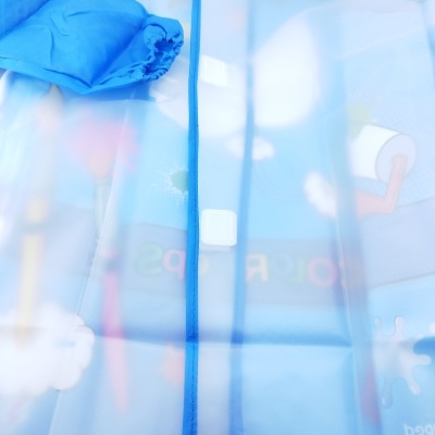 Casaco ou avental infantil azul de plástico transparente com bordas azuis
